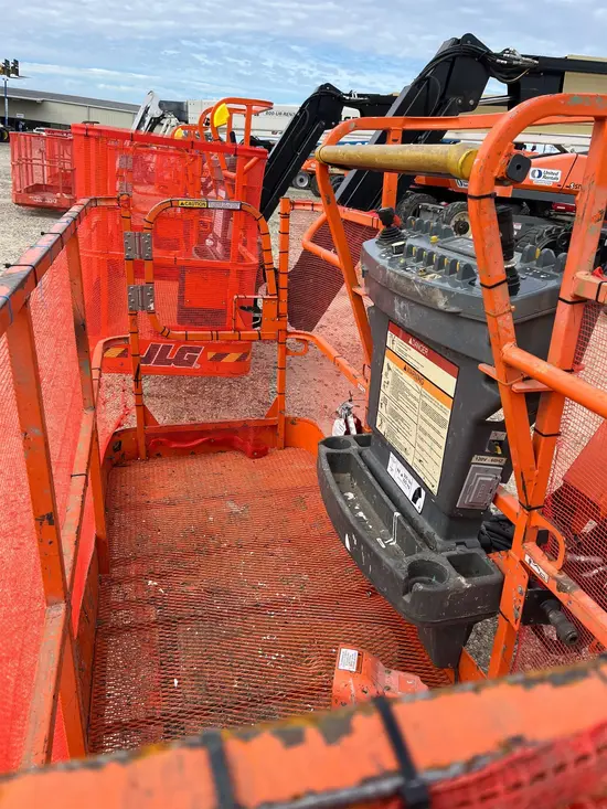 2016 JLG 800AJ Articulating Boom Lift