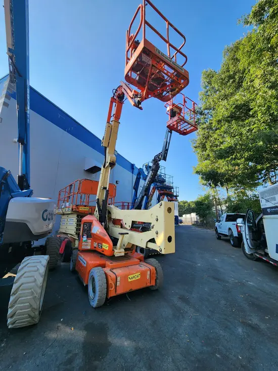 2011 JLG E400AJPN Articulating Boom Lift