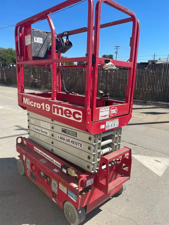 2018 MEC MICRO 19 Scissor Lift