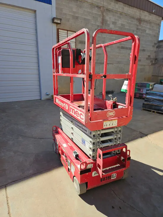 2018 MEC MICRO 19 Scissor Lift