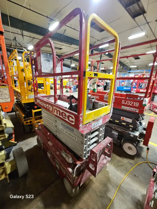 2018 MEC MICRO 19 Scissor Lift