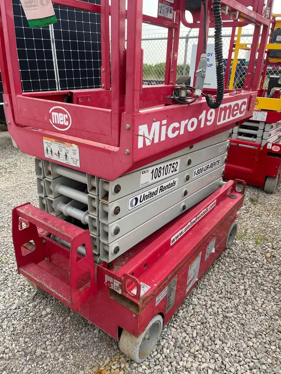 2018 MEC MICRO 19 Scissor Lift