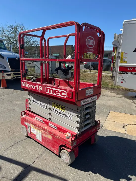 2018 MEC MICRO 19 Scissor Lift