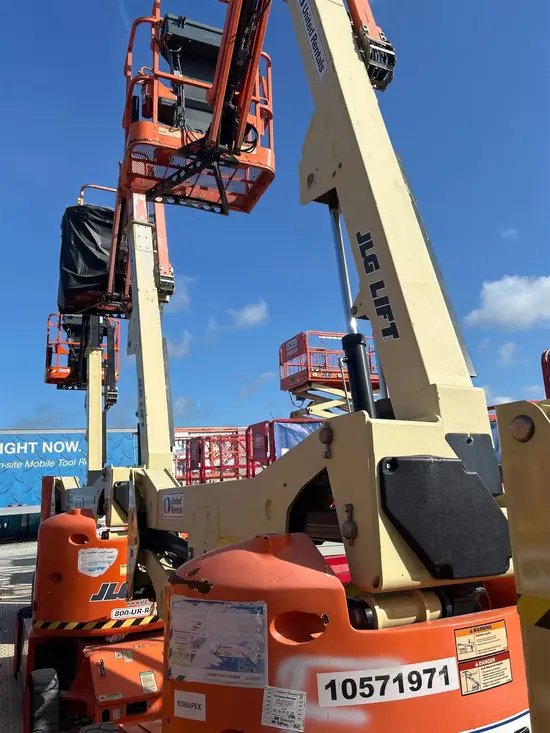 2017 JLG E400AJPN Articulating Boom Lift