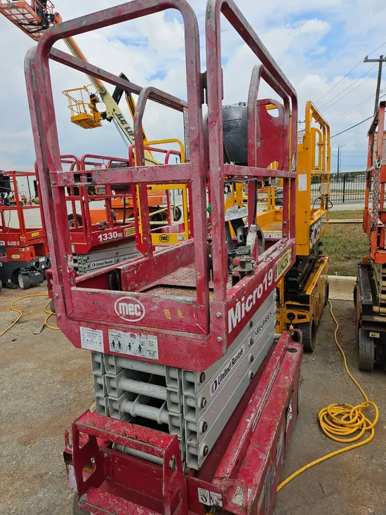 2018 MEC MICRO 19 Scissor Lift