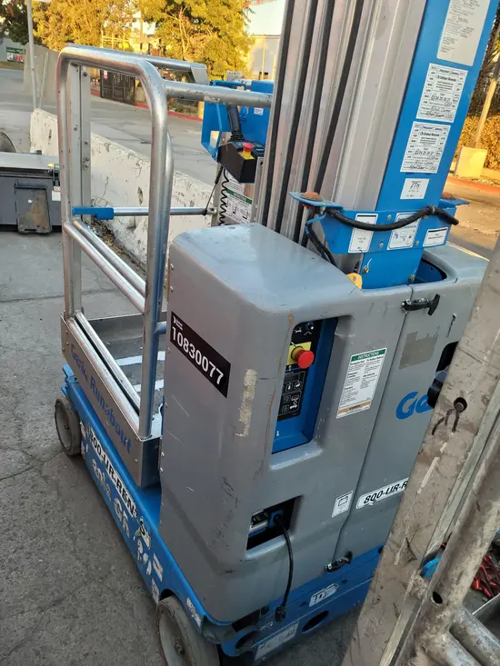 2018 Genie GR-20 Self-Propelled One-Person Lift