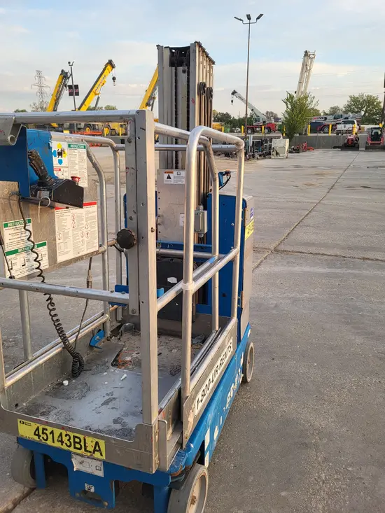 2017 Genie GR-20 Self-Propelled One-Person Lift