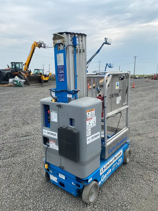 2017 Genie GR-20 Self-Propelled One-Person Lift