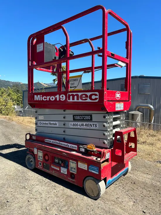 2018 MEC MICRO 19 Scissor Lift