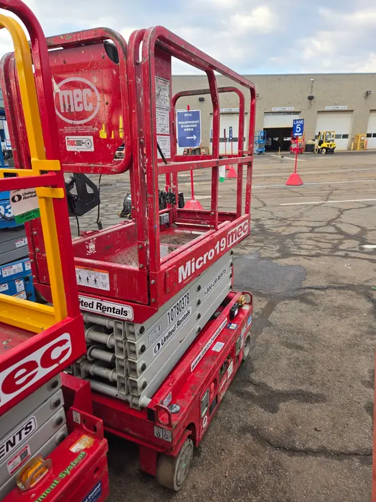 2018 MEC MICRO 19 Scissor Lift