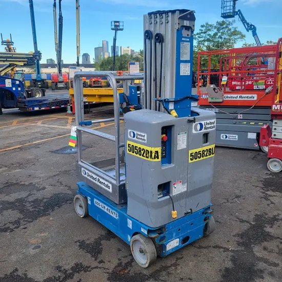 2017 Genie GR-20 Self-Propelled One-Person Lift