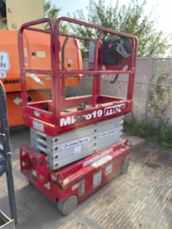 2018 MEC MICRO 19 Scissor Lift