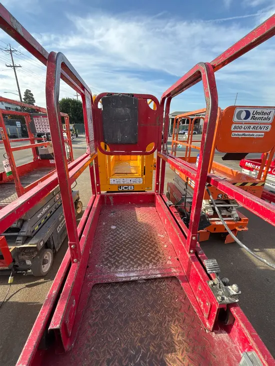 2018 MEC MICRO 19 Scissor Lift