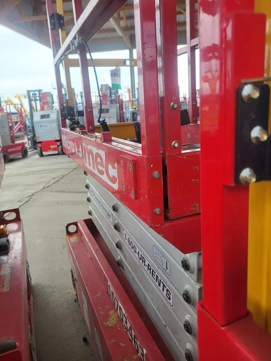 2017 MEC MICRO 19 Scissor Lift