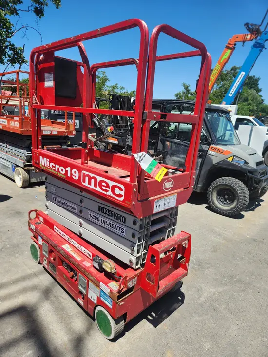 2019 MEC MICRO 19 Scissor Lift