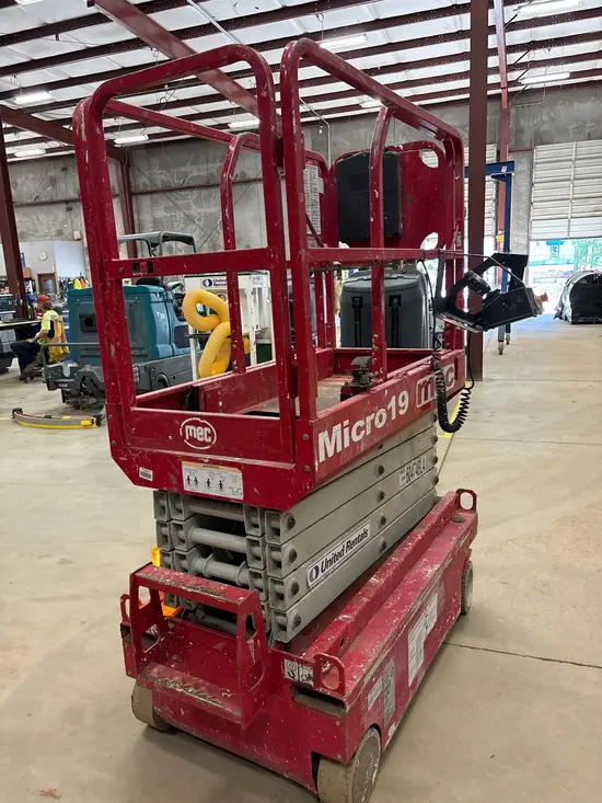 2018 MEC MICRO 19 Scissor Lift