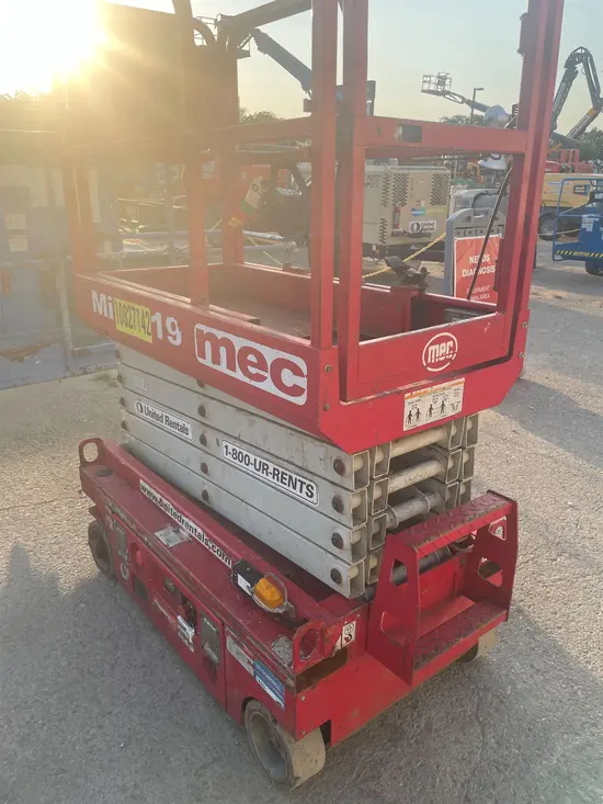 2018 MEC MICRO 19 Scissor Lift