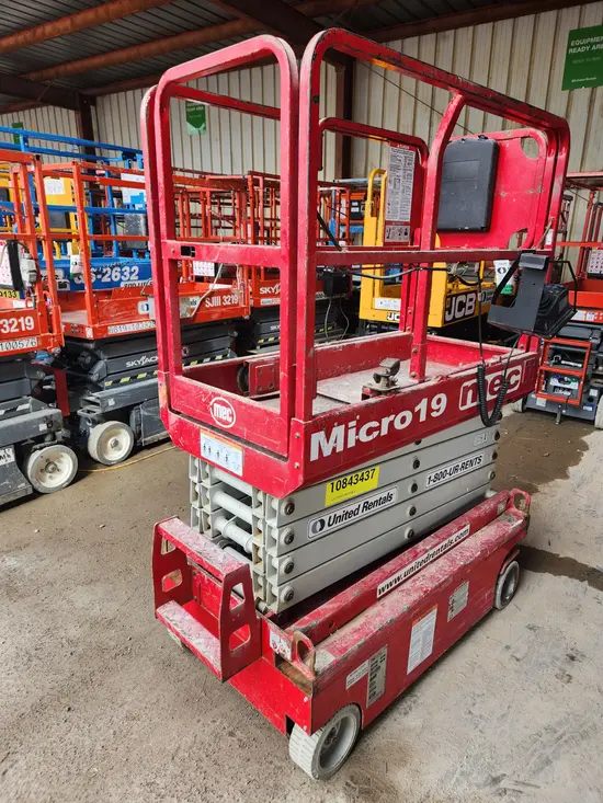 2018 MEC MICRO 19 Scissor Lift