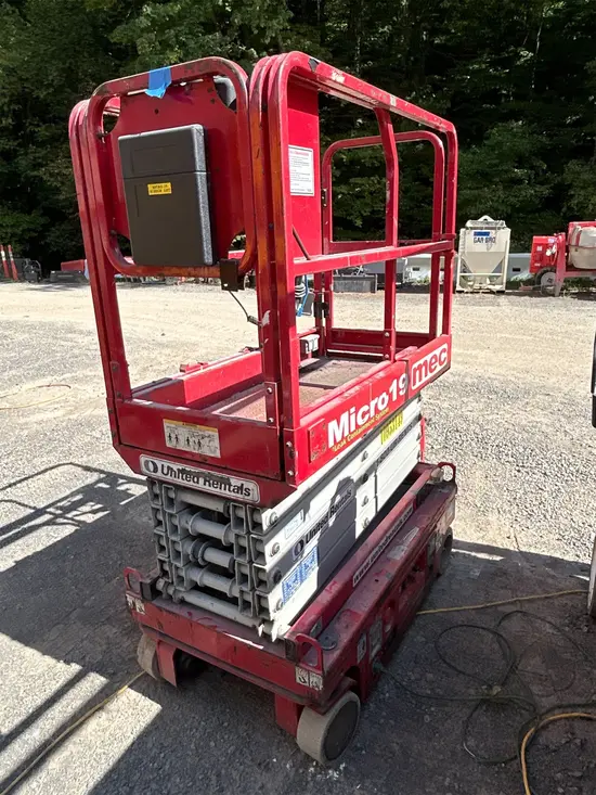 2019 MEC MICRO 19 Scissor Lift