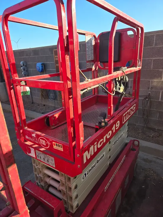 2018 MEC MICRO 19 Scissor Lift