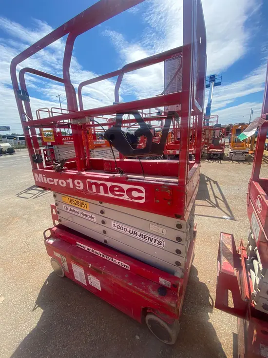 2018 MEC MICRO 19 Scissor Lift