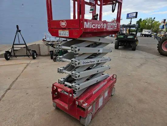 2018 MEC MICRO 19 Scissor Lift