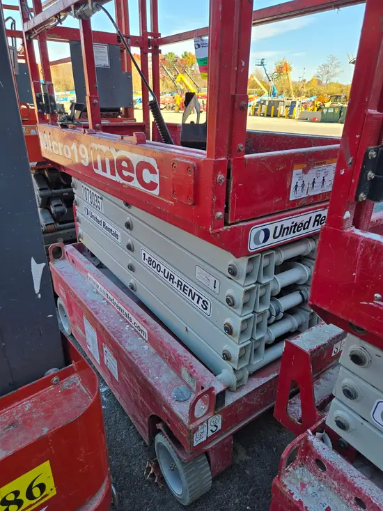 2018 MEC MICRO 19 Scissor Lift