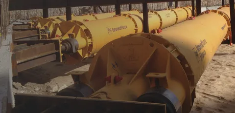 Hydraulic struts at a jobsite