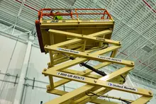 Extended scissor lift 